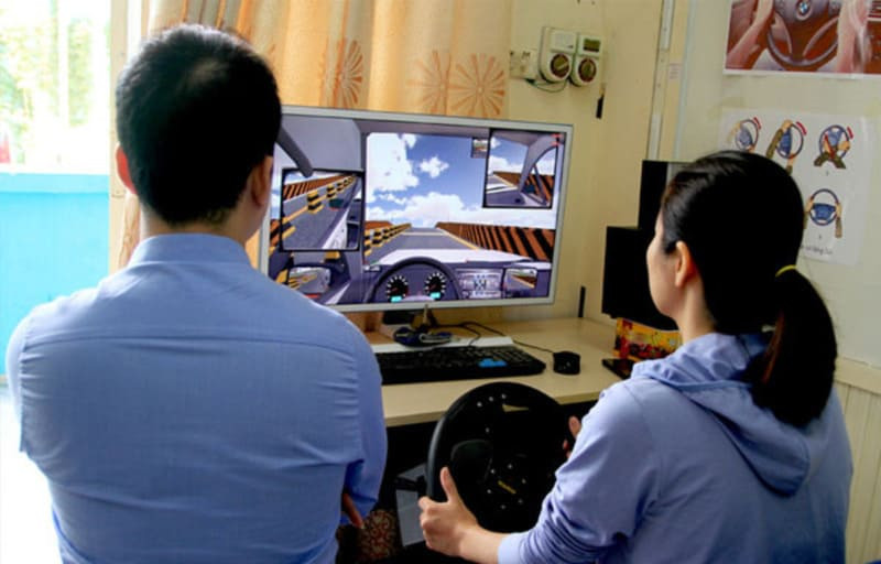 Học viên thực hành lái xe trên cabin mô phỏng theo quy định đào tạo lái xe mới