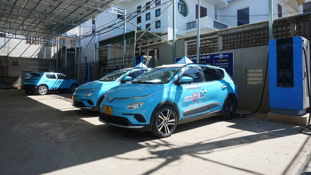 Hotline Lado Taxi giúp kết nối khách hàng nhanh chóng