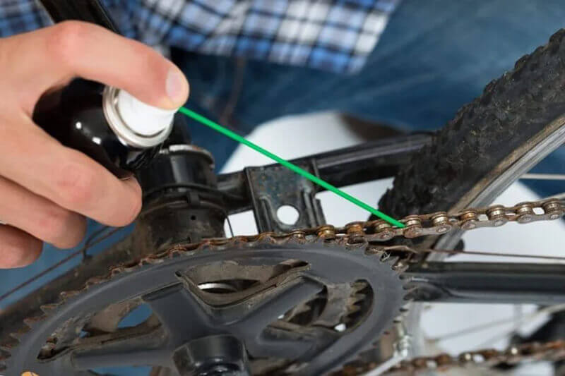 Hướng dẫn nhỏ dầu bôi trơn vào từng mắt xích xe đạp