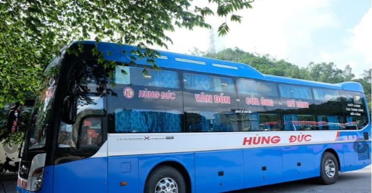 Khách du lịch chuẩn bị lên xe đi tuyến Bến Xe Kim Sơn đến Quảng Ninh