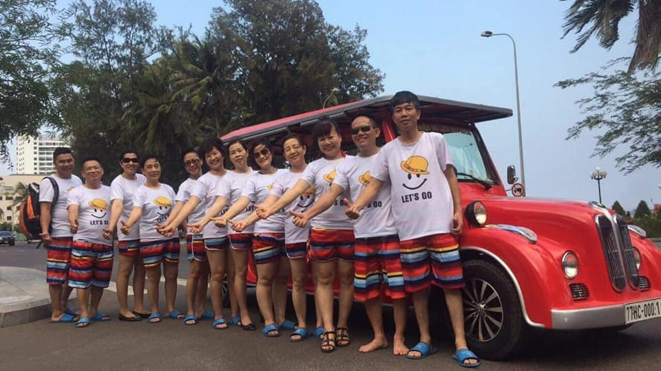 Khách du lịch tham gia City Tour Quy Nhơn bằng xe điện
