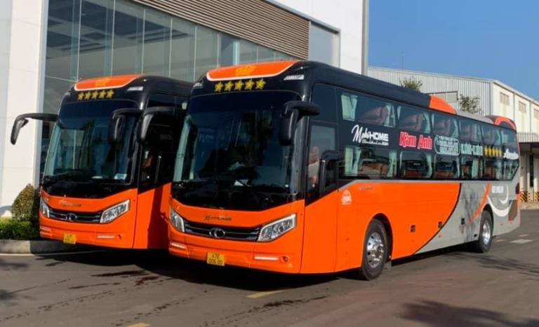 Khách hàng chờ đợi chuyến xe của Nhà xe Kim Anh