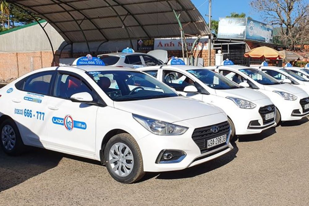 Khách hàng có thể dễ dàng bắt xe Taxi Lado tại các điểm công cộng ở Xuân Lộc Đồng Nai