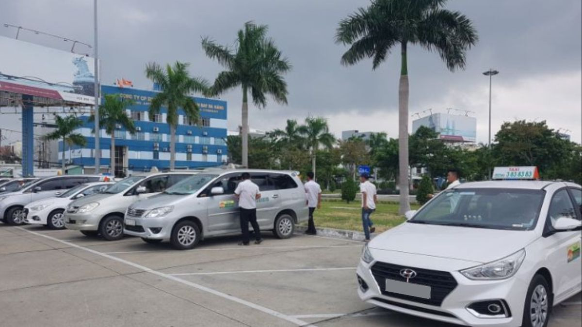 Khách hàng đang đặt taxi tại Buôn Ma Thuột bằng điện thoại