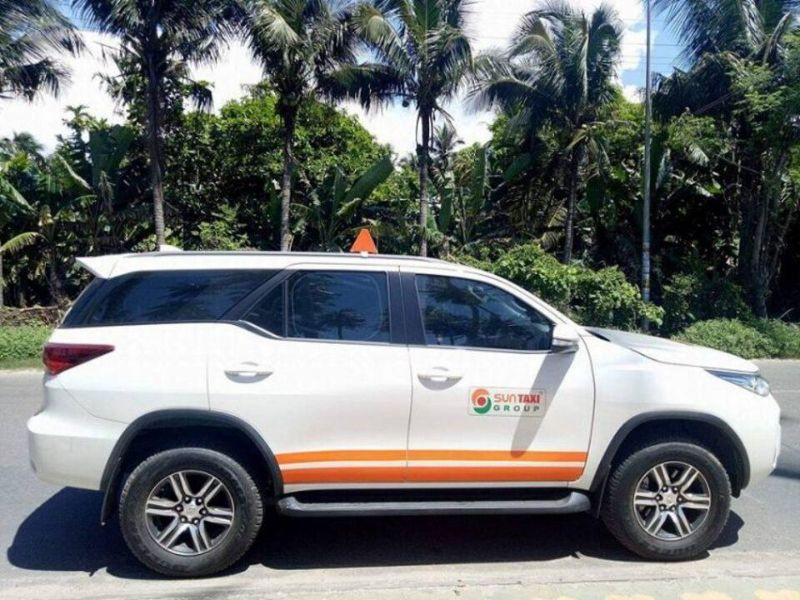 Khách hàng đang gọi điện đặt xe taxi Sun Bình Thuận