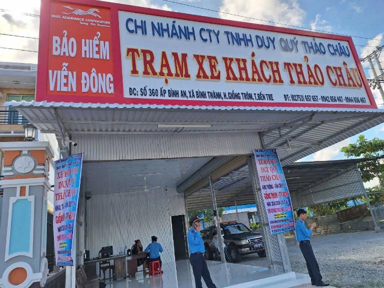 Khách hàng đang mua vé trực tiếp tại quầy của nhà xe Thảo Châu