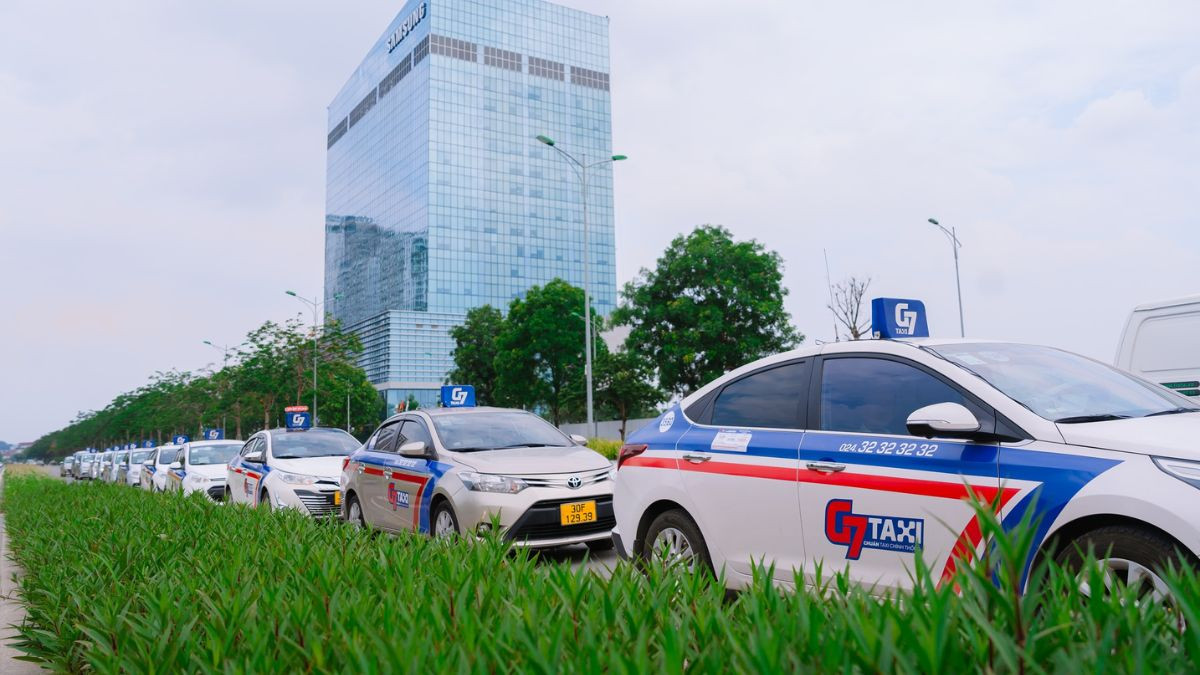 Khách hàng đang sử dụng điện thoại thông minh để đặt xe qua ứng dụng G7 Taxi Hà Nội, thể hiện tính tiện lợi của các kênh liên hệ kỹ thuật số.