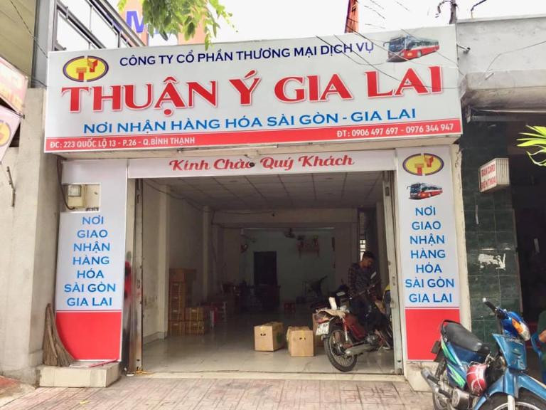 Khách hàng đang thanh toán vé xe Thuận Ý tại quầy vé