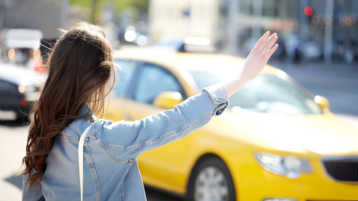 Khách hàng đang tương tác với tài xế taxi Bến Tre, thể hiện quá trình đặt xe