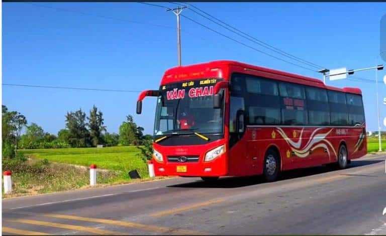 Khách hàng đặt vé qua điện thoại hotline Nhà Xe Văn Chai