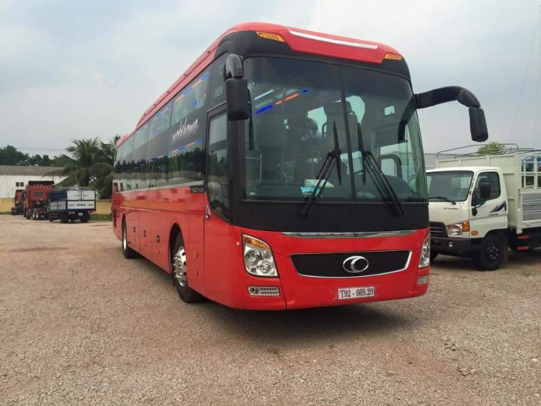 Khách hàng đặt vé trực tiếp tại quầy văn phòng của nhà xe Đông Lý