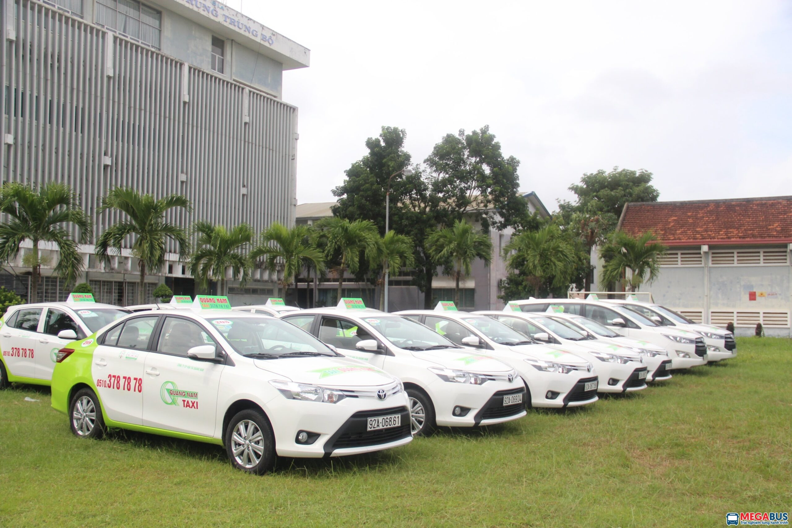 Khách hàng gọi điện đến tổng đài taxi Từ Sơn để đặt xe nhanh chóng