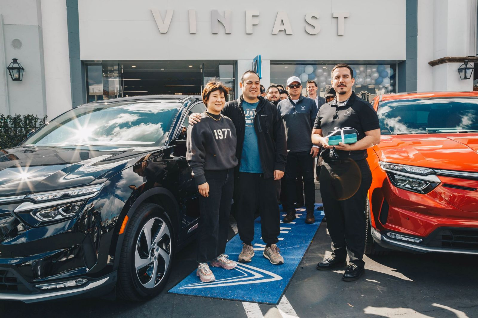 Khách hàng Mỹ nhận bàn giao xe VinFast VF 8 City Edition