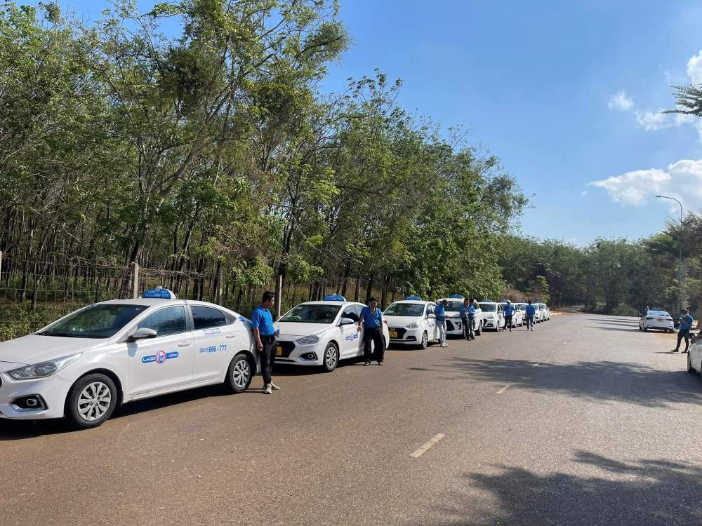 Khách hàng sử dụng dịch vụ taxi truyền thống Lado tại Long Khánh, Đồng Nai