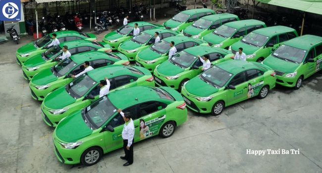 Khách hàng sử dụng ứng dụng đặt xe Happy Taxi Ba Tri trên điện thoại di động