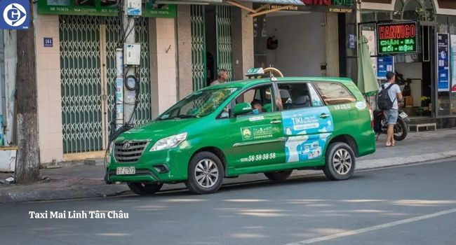 Khách hàng sử dụng ứng dụng để đặt xe Taxi Mai Linh Tân Châu nhanh chóng