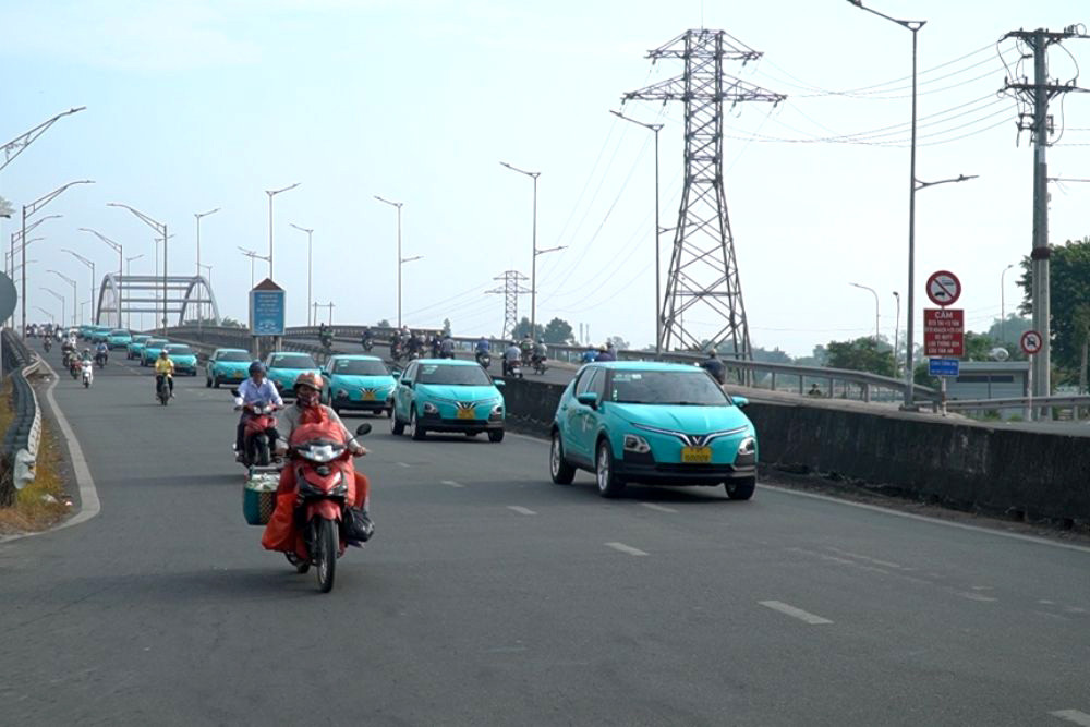 Khách hàng sử dụng ứng dụng Xanh SM để đặt taxi điện ở Tân An Long An