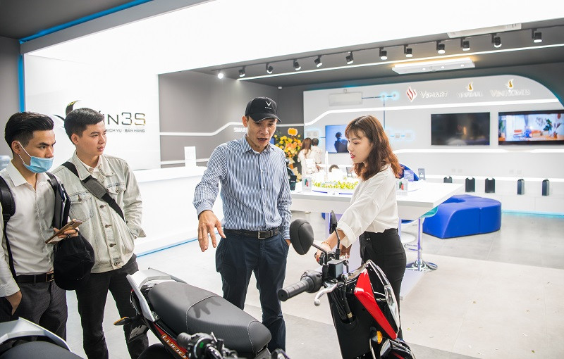 Khách hàng tham quan xe máy điện tại Showroom Vin3S