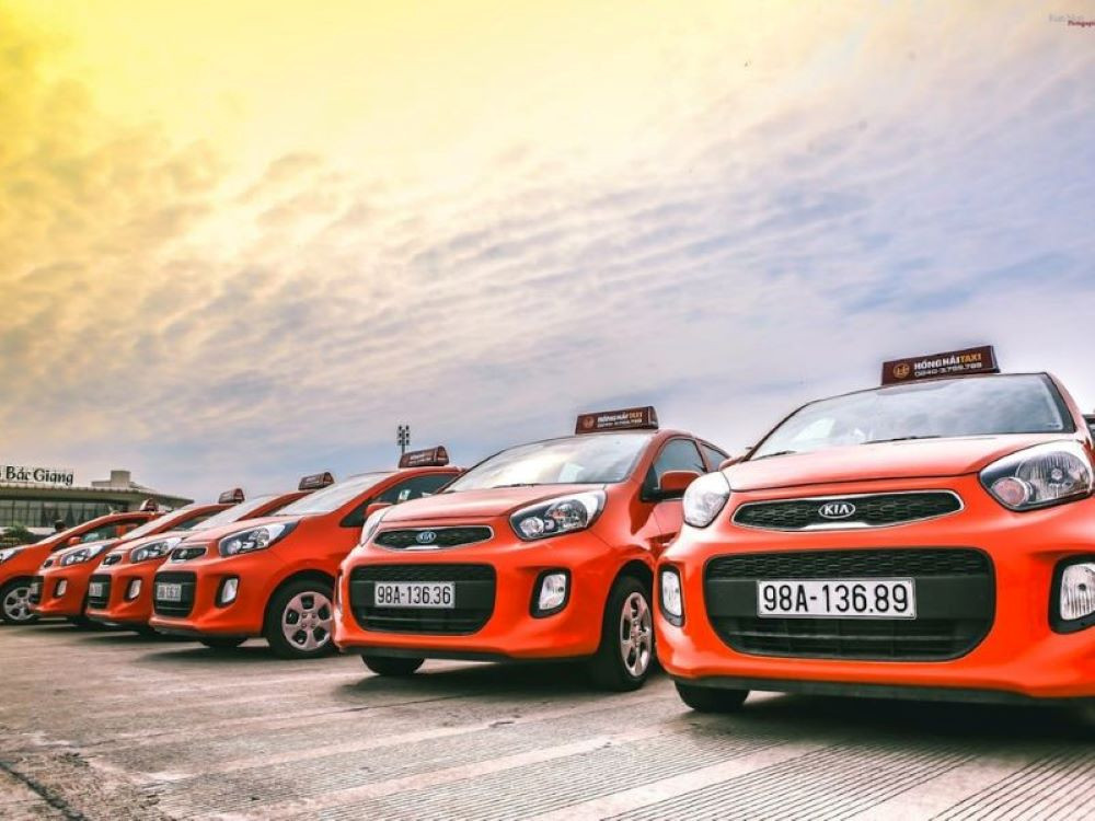 Khách hàng thực hiện thanh toán linh hoạt cho dịch vụ Taxi Hồng Hải