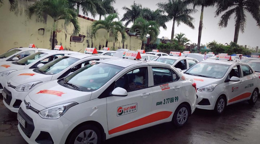 Khách hàng thực hiện thanh toán qua ví điện tử trên điện thoại di động sau chuyến đi Sun Taxi