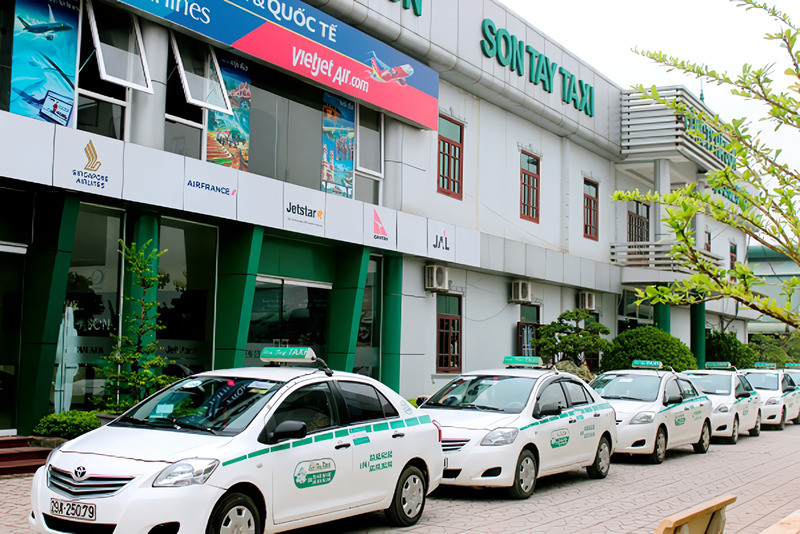 Khách hàng trải nghiệm dịch vụ taxi tại Sơn Tây, minh họa lợi ích của taxi cổ đông Sơn Tây