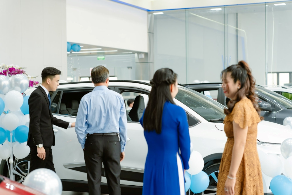 Khách hàng trải nghiệm hệ sinh thái dịch vụ của VinGroup tại Showroom VinFast