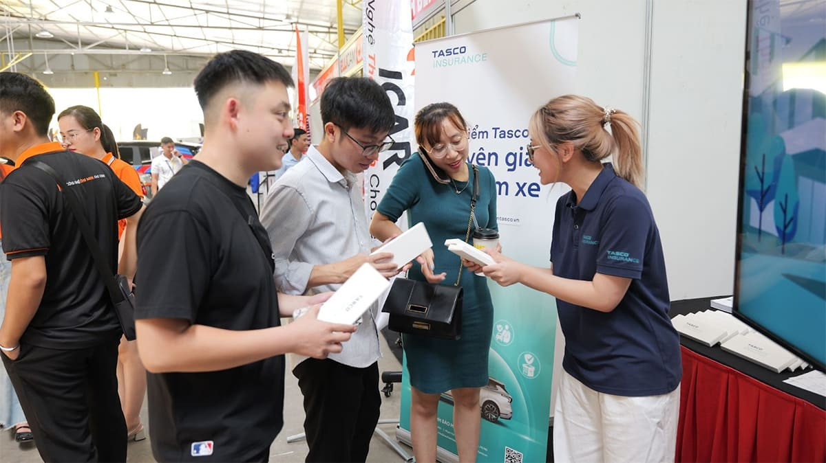 Khách hàng trải nghiệm quy trình nhanh chóng và tiện lợi tại Bảo hiểm Tasco, khẳng định cam kết dịch vụ.