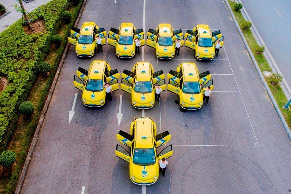Khách hàng trải nghiệm xe điện của hãng taxi Thủy Nguyên HP Én Vàng