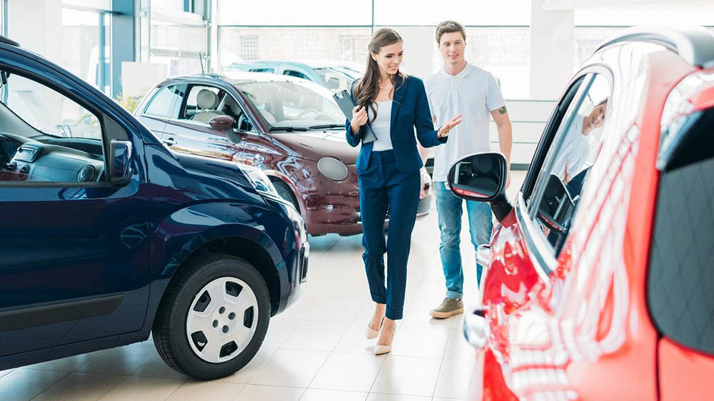 Khách hàng xem xe tại một bãi xe cũ ở Việt Nam