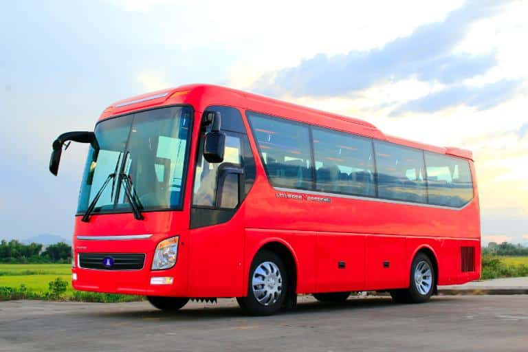 Khách hàng xếp hàng chờ lên xe Nhà xe Cúc Tư tại điểm đón