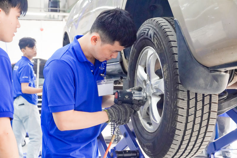 Khóa học nghề sửa chữa ô tô tại trung tâm dạy nghề chuyên nghiệp.