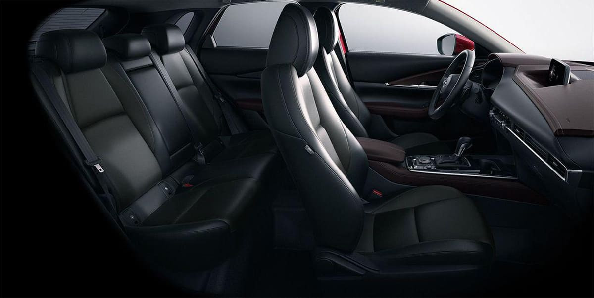 Khoang cabin và ghế ngồi bọc da của Mazda CX-30 2022 mang lại cảm giác thoải mái