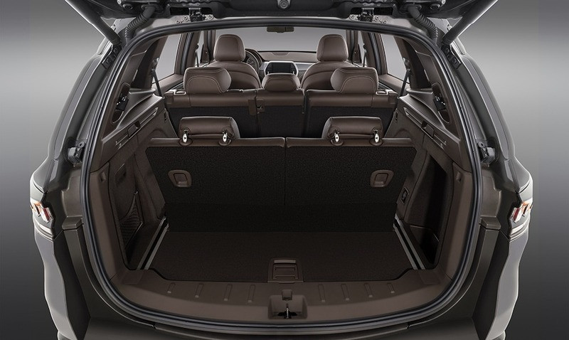 Khoang chứa đồ rộng rãi của xe SUV, linh hoạt khi gập hàng ghế sau để tăng không gian.