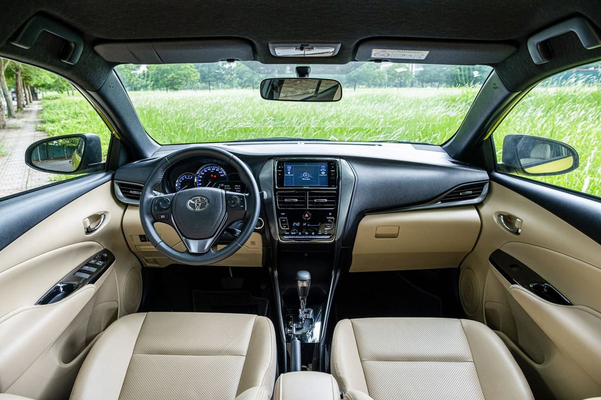 Khoang hành khách phía sau của Toyota Yaris 2021, thể hiện không gian để chân rộng rãi