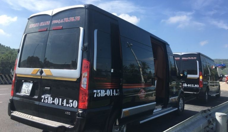 Khoang hành khách rộng rãi của xe limousine Hương Giang