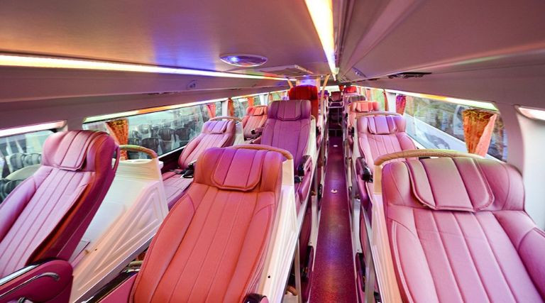 Khoang hành khách rộng rãi và sạch sẽ của The Sinh Tourist tuyến Đà Lạt Bình Thuận
