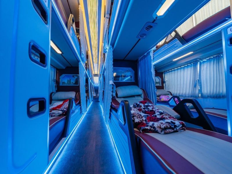 Khoang hành khách sang trọng trên xe Limousine Hạnh Cafe
