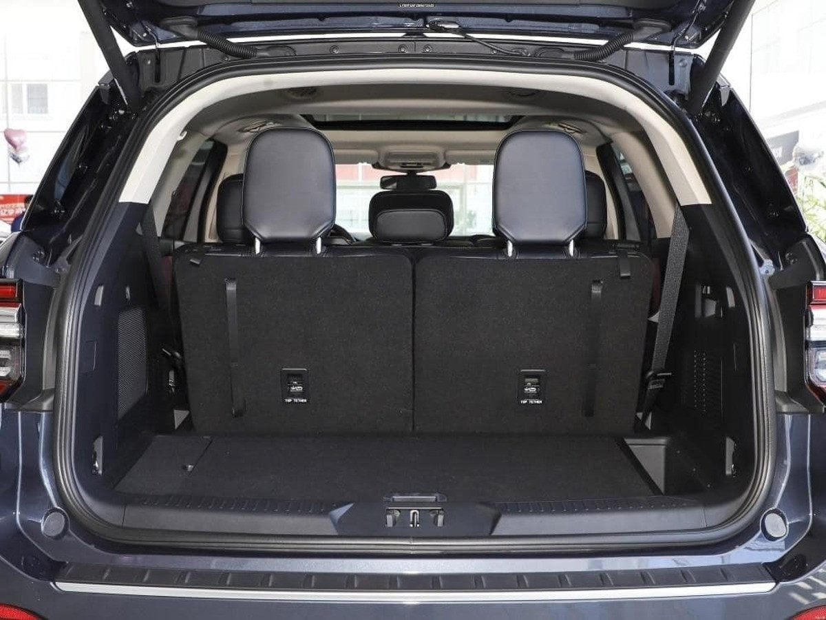 Khoang hành lý rộng rãi của Ford Explorer 2023 với khả năng mở rộng