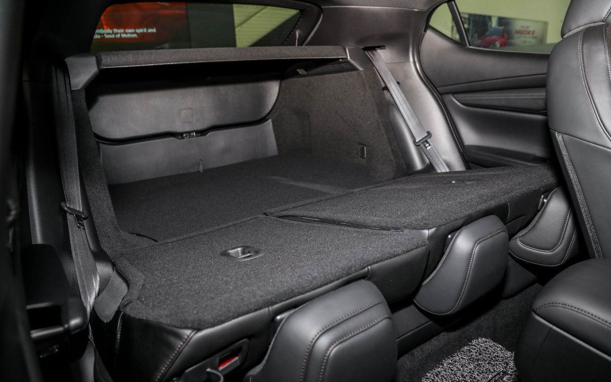 Khoang hành lý rộng rãi của mẫu xe Mazda 3 2021