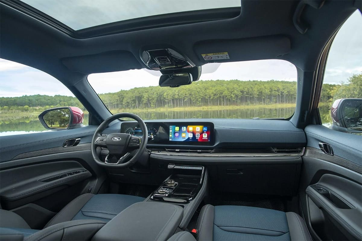 Khoang lái Ford Territory 2022 rộng rãi với màn hình đôi lớn