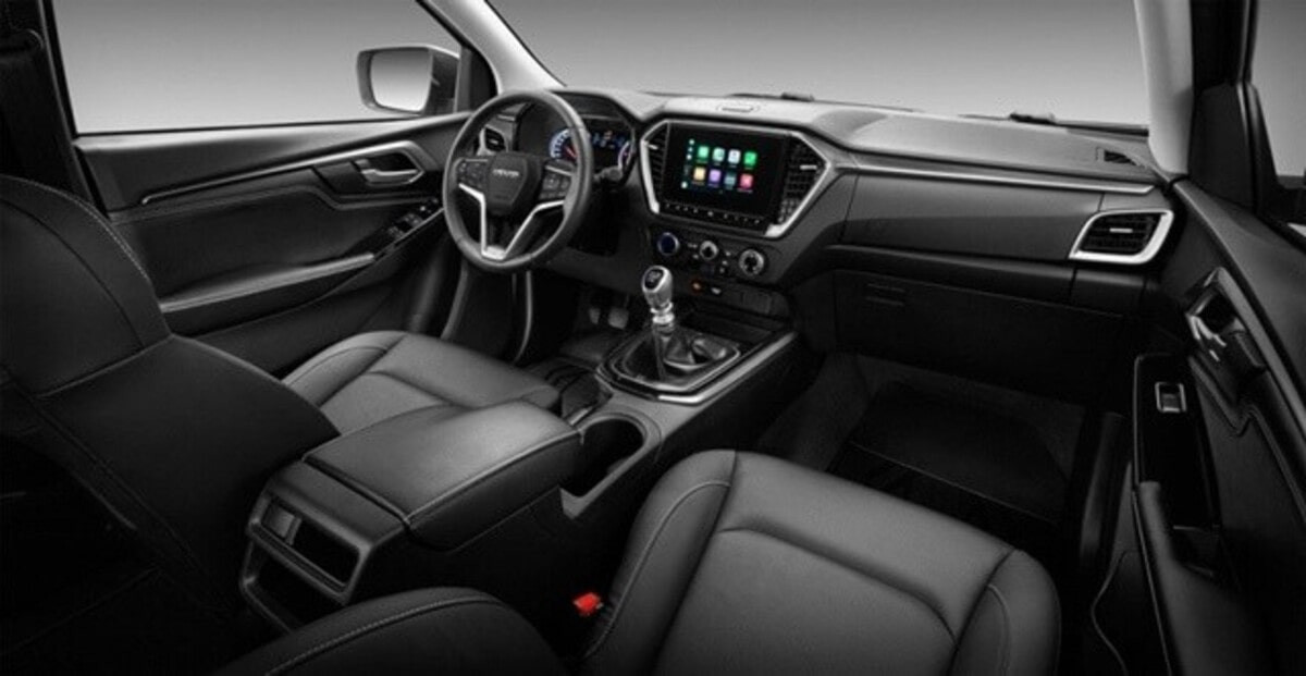 Khoang lái Isuzu D-Max với màn hình giải trí và vô lăng đa chức năng