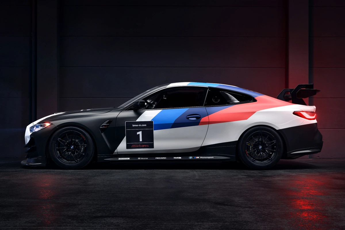 Khoang lái M Track với vô lăng FANATEC GT4 bên trong chiếc xe đua BMW M4 GT4