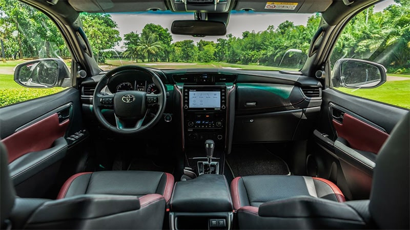 Khoang lái Toyota Fortuner 2021 với màn hình cảm ứng và vô lăng đa chức năng.