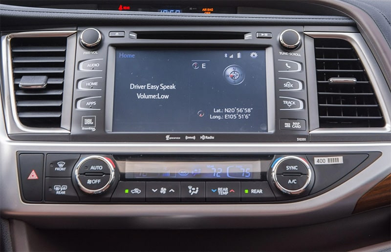 Khoang lái và bảng điều khiển trung tâm của Toyota Highlander 2019
