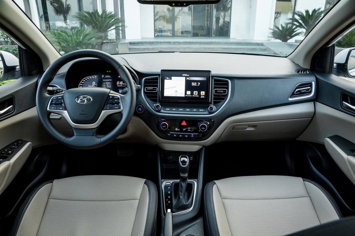 Khoang lái và táp-lô Hyundai Accent 2022 bố trí khoa học