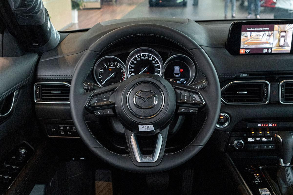Khoang lái và vô lăng hiện đại trên **Mazda CX-8 2019**
