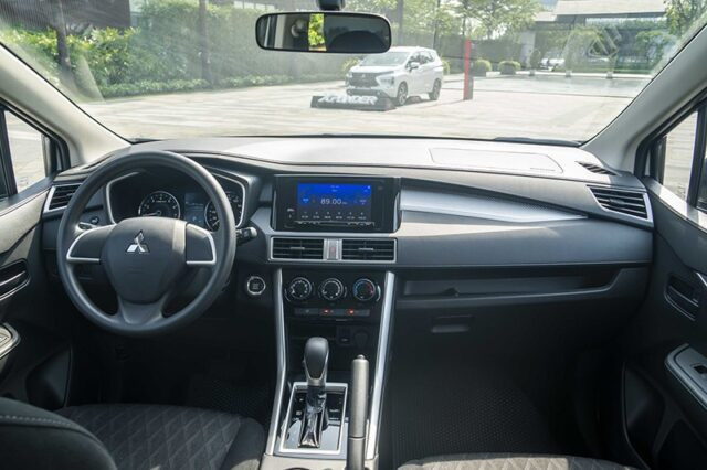 Khoang lái xe Mitsubishi Xpander AT 2025 tập trung vào công năng