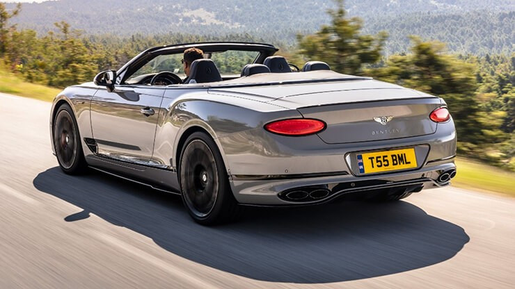 Khoang nội thất Bentley Continental GT S với sự kết hợp da đỏ và Dinamica đen