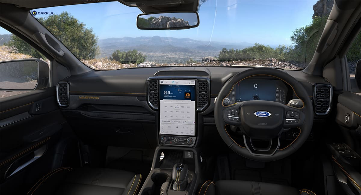 Khoang nội thất Ford Raptor 2022 rộng rãi, vô lăng thể thao