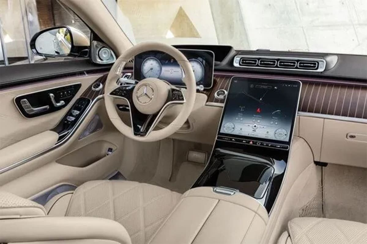 Khoang nội thất Mercedes Maybach S580 hiển thị bảng điều khiển trung tâm với màn hình lớn và vô lăng bọc da cao cấp.